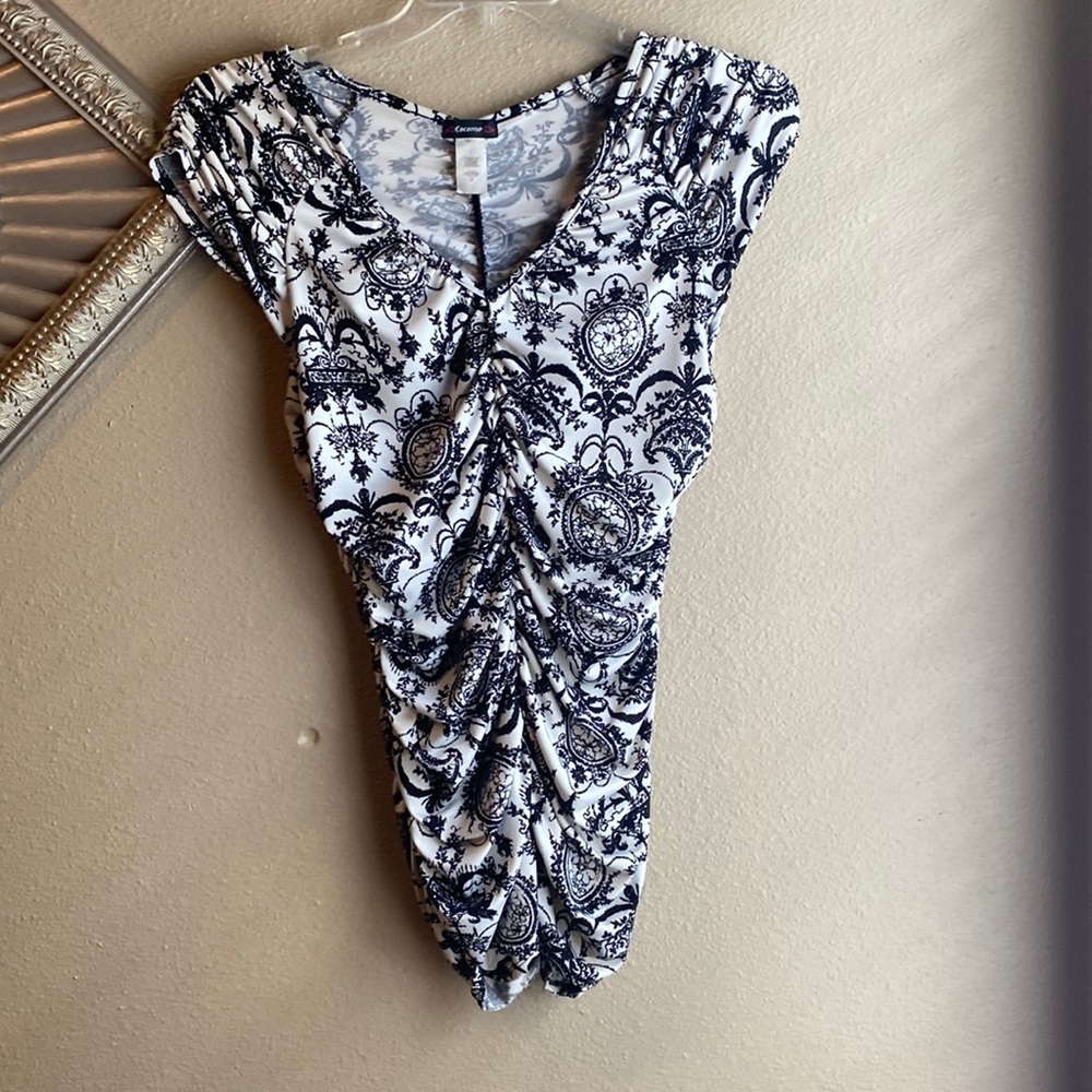 Gathered stretch fitted shirt.